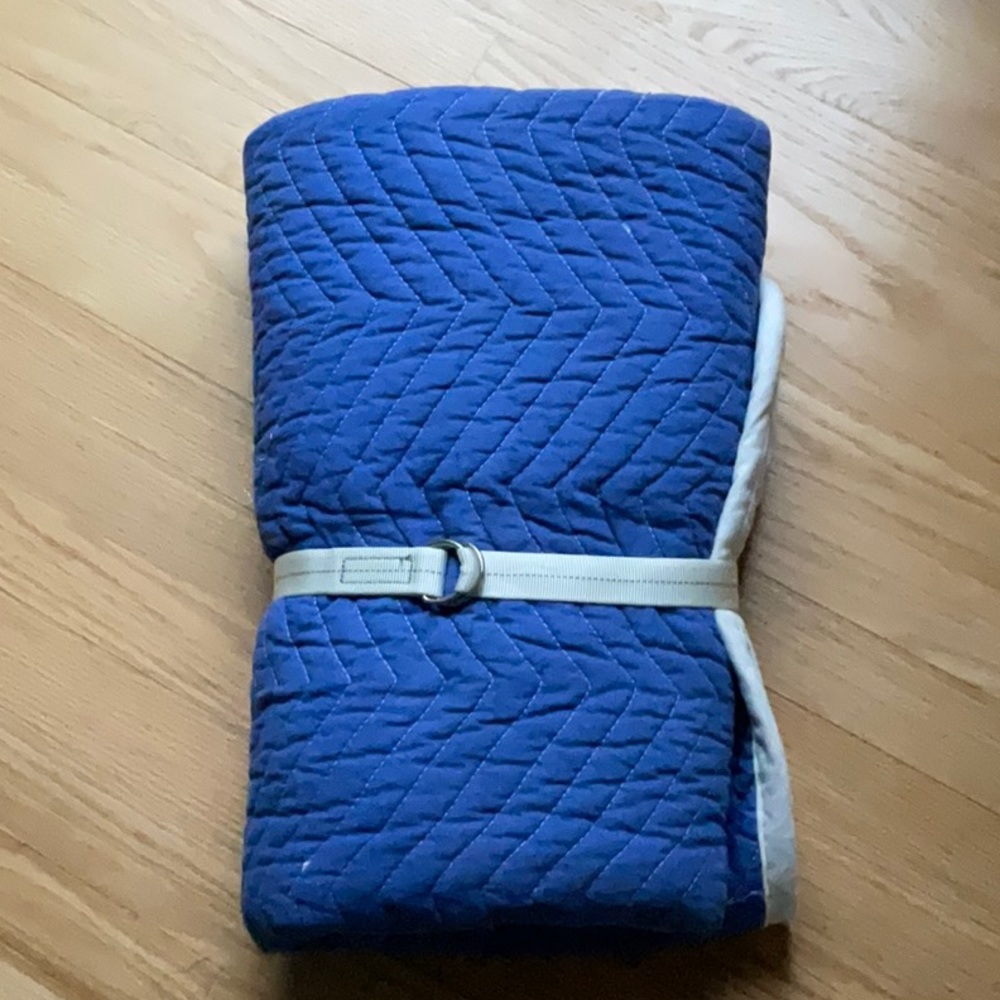 🏈 football stadium bench blanket. Quilted reversible. Rolls up compact used